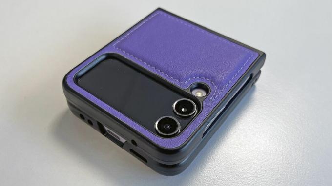 보라색 보호 케이스에 담긴 삼성 갤럭시 Z 플립 4 폴더블 휴대폰