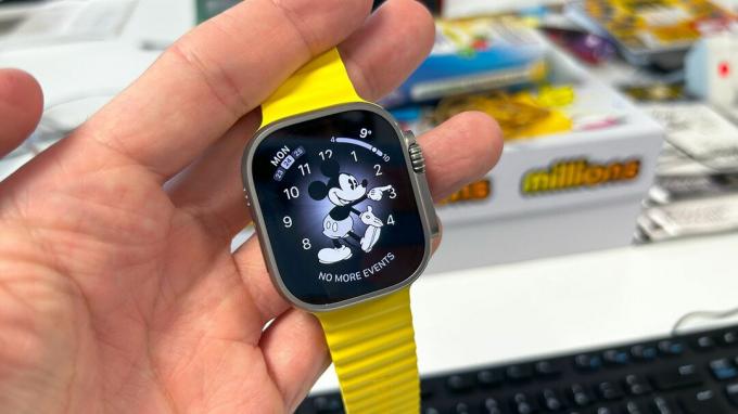 Apple Watch Ultra в руке