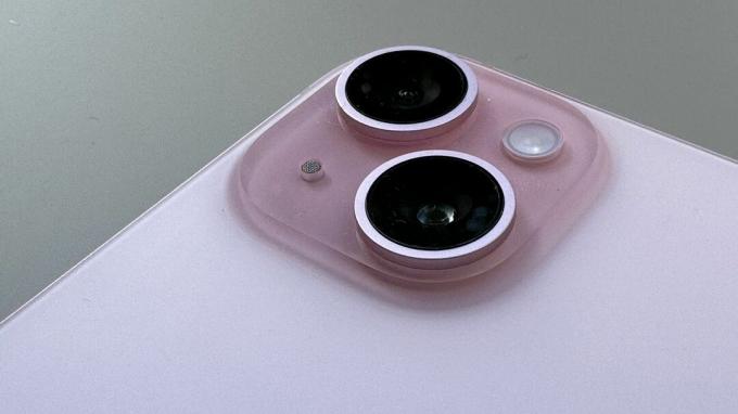 iPhone 15 в розовом цвете, изображение продукта