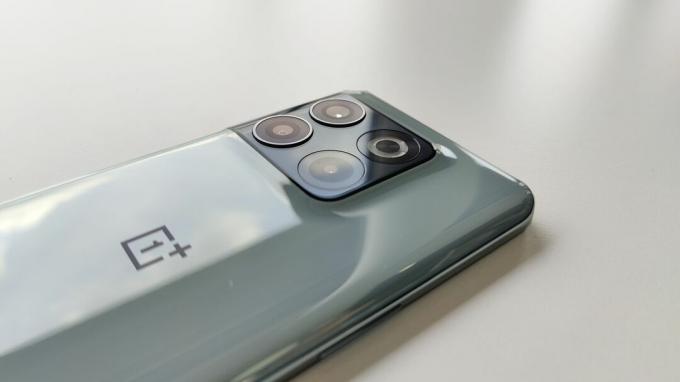 Recenze OnePlus 10T: zblízka čočky fotoaparátu na modrém telefonu