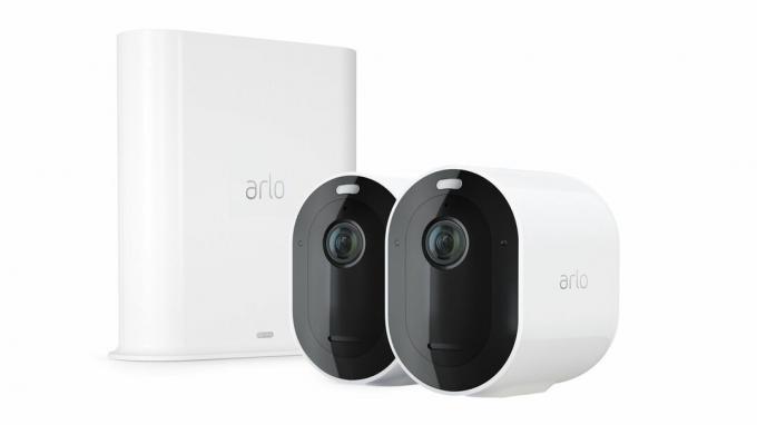 Arlo Pro 3 kameraer og hub på hvid baggrund