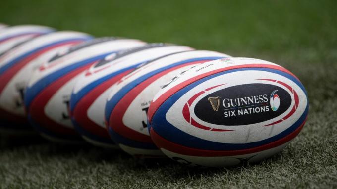 Мячи для регби с логотипом Guinness на поле
