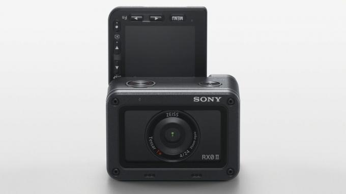 Pregled Sony RX0 II: majcena robustna kamera, prikazana z navzgor obrnjenim zaslonom, pripravljenim za video bloganje