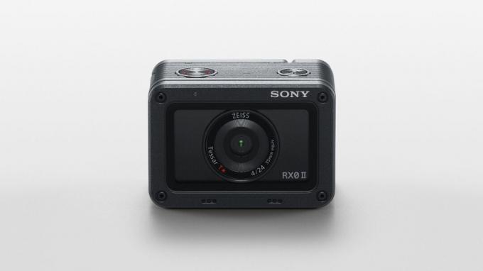 Pregled Sony RX0 II: kamera je popolnoma črna in ima enopalčni senzor